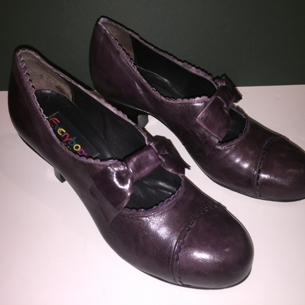 Everybody by B.ZModa plum leather heels w/ bow 8.5